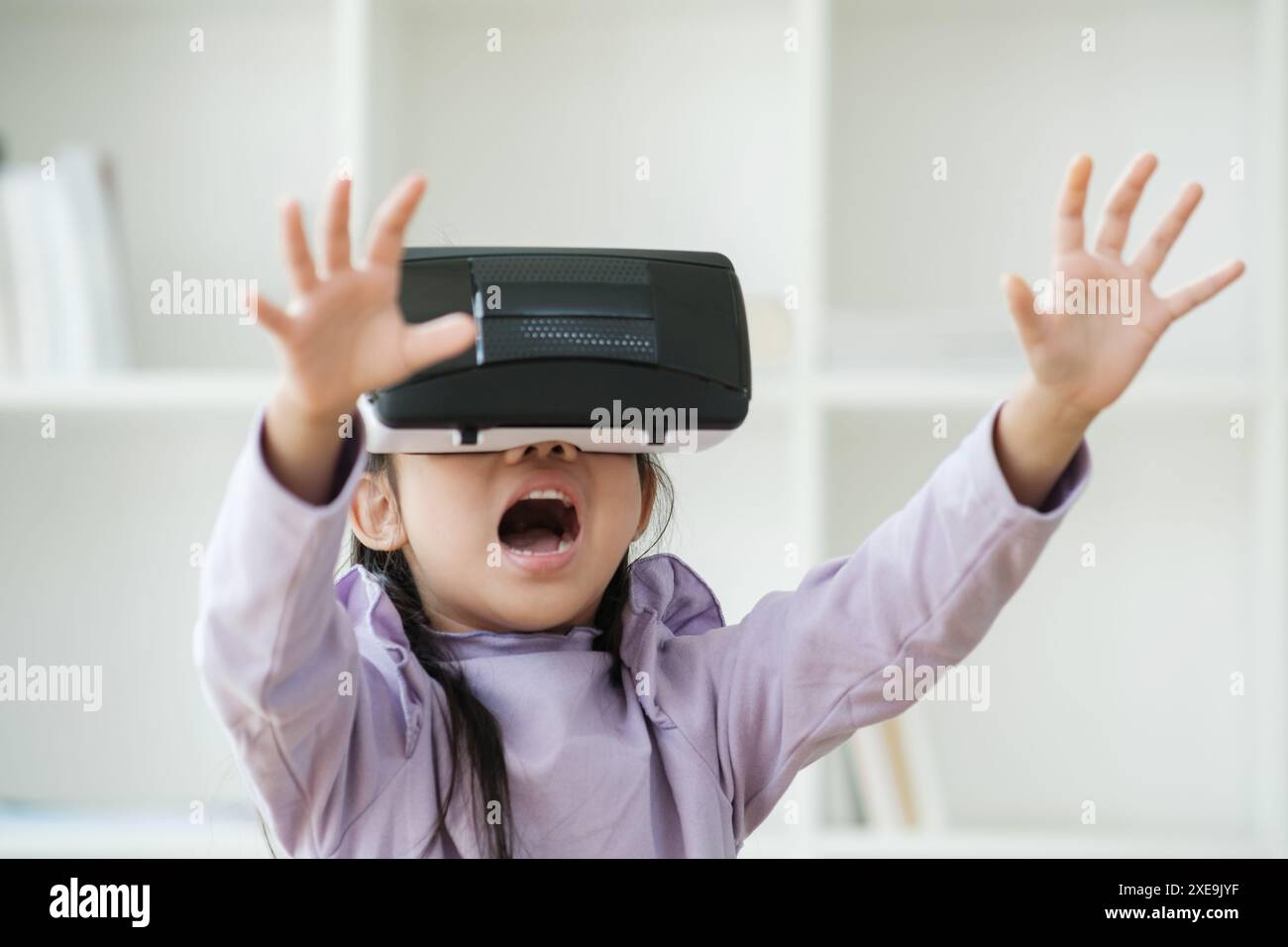 Enfant ravi par l'expérience de réalité virtuelle Banque D'Images