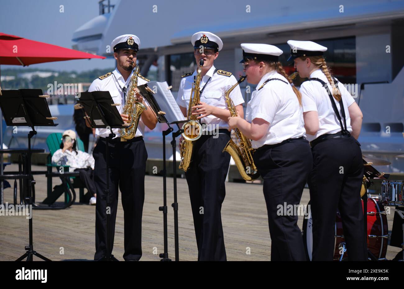 Halifax, Nouvelle-Écosse, Canada. 26 juin 2024. Le Marinemusikkorps Wilhelmshaven, Wilhelmshaven Marine Music corps, d'Allemagne, se produit sur le front de mer, dans le cadre du Halifax Tattoo Festival. Le German Music corps formé en 2019, est un orchestre symphonique à vent de 56 musiciens. Crédit : meanderingemu/Alamy Live News Banque D'Images