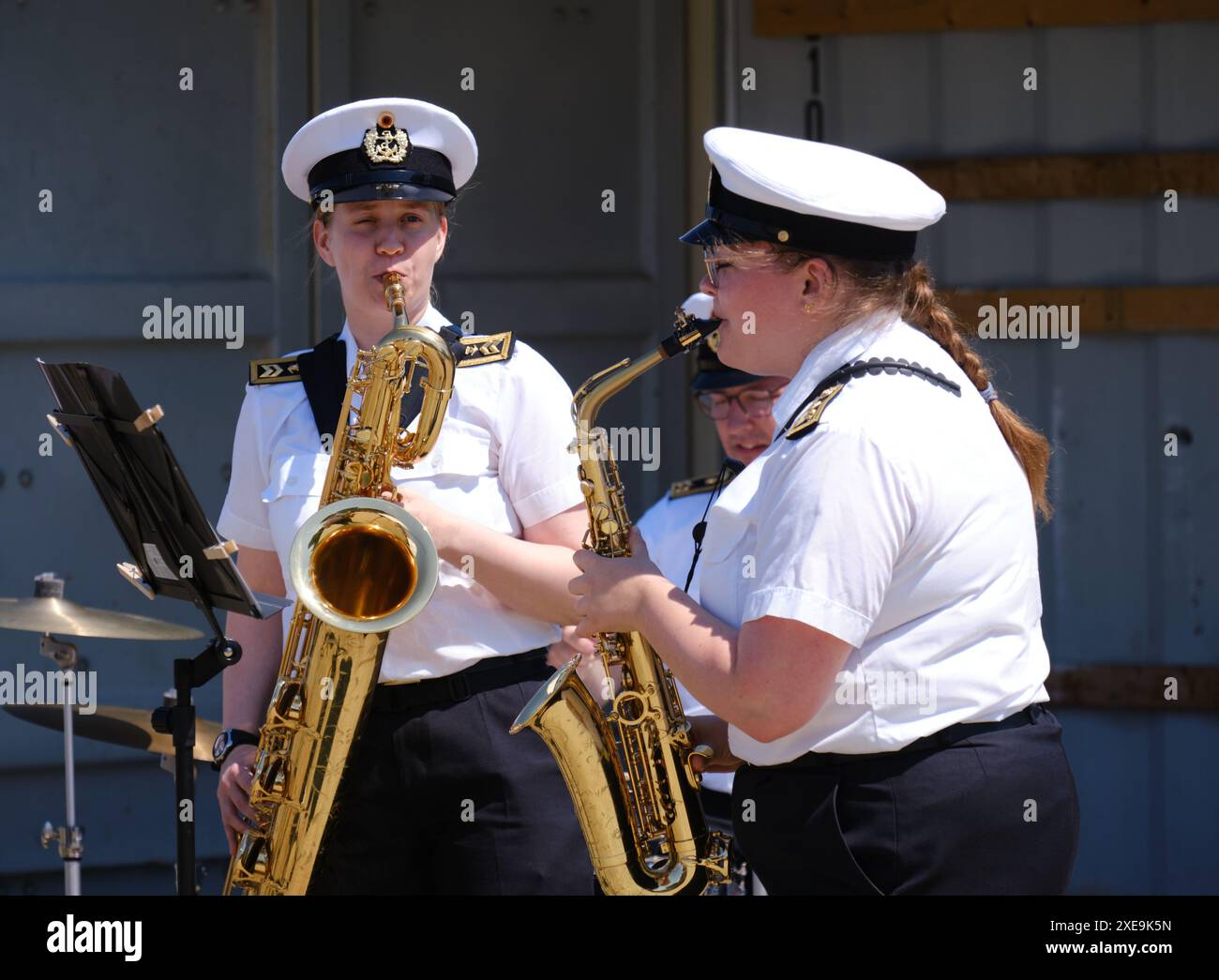Halifax, Nouvelle-Écosse, Canada. 26 juin 2024. Le Marinemusikkorps Wilhelmshaven, Wilhelmshaven Marine Music corps, d'Allemagne, se produit sur le front de mer, dans le cadre du Halifax Tattoo Festival. Le German Music corps formé en 2019, est un orchestre symphonique à vent de 56 musiciens. Crédit : meanderingemu/Alamy Live News Banque D'Images