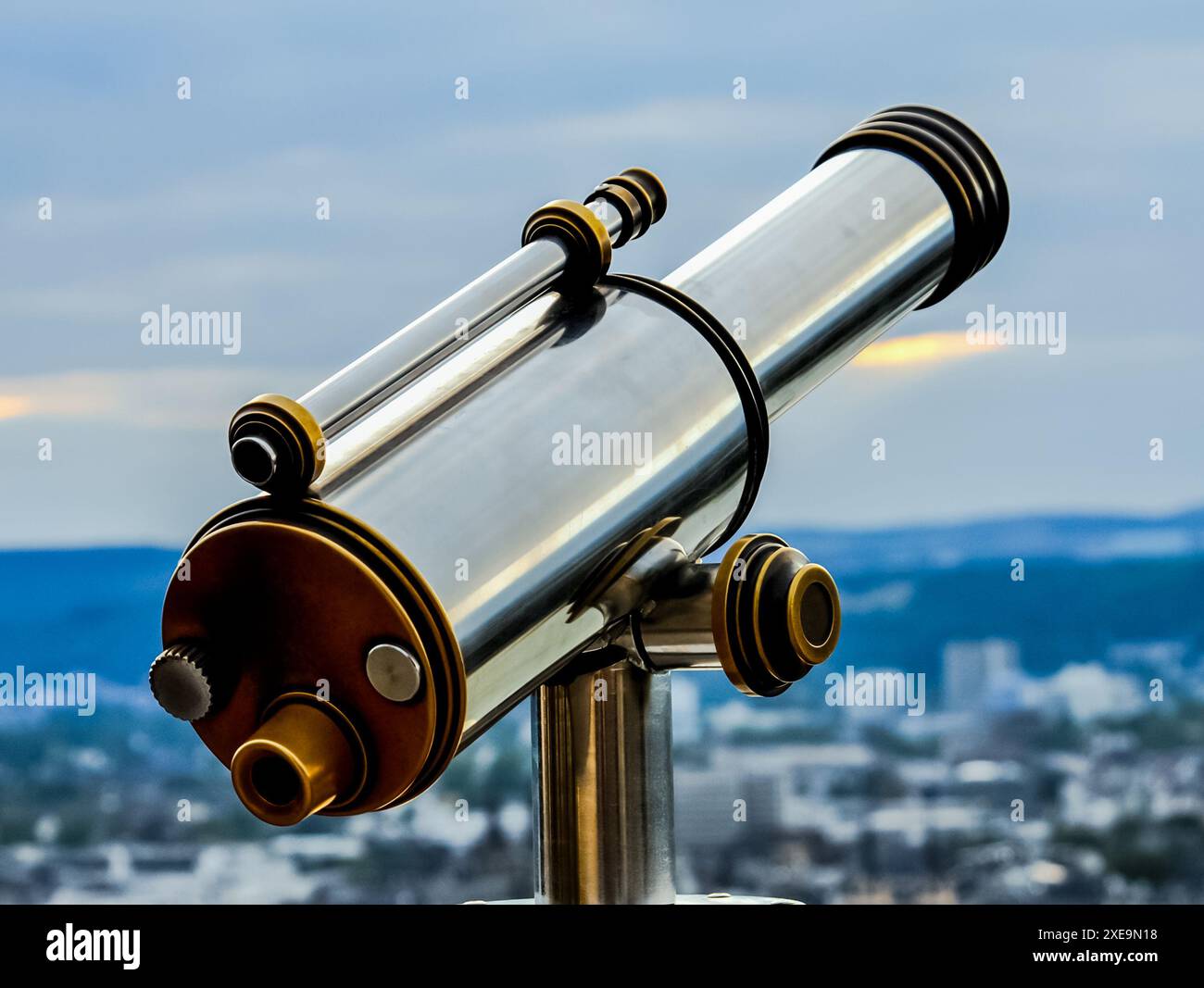 Jumelles d'inspection au sommet d'un gratte-ciel pour observer la ville. Banque D'Images