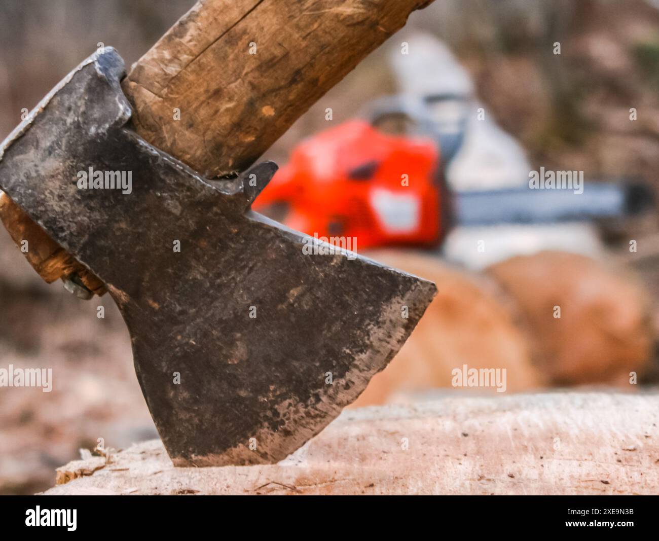 Hache dans la pile de bois, hachant du bois. Banque D'Images