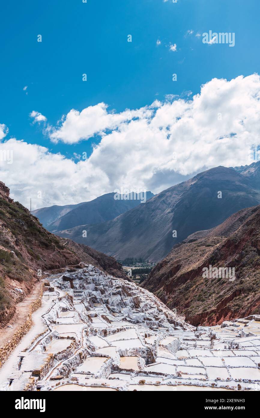 terrasses de salineras de maras situées dans la vallée sacrée des incas entourées de végétation lors d'une journée d'été ensoleillée au pérou Banque D'Images