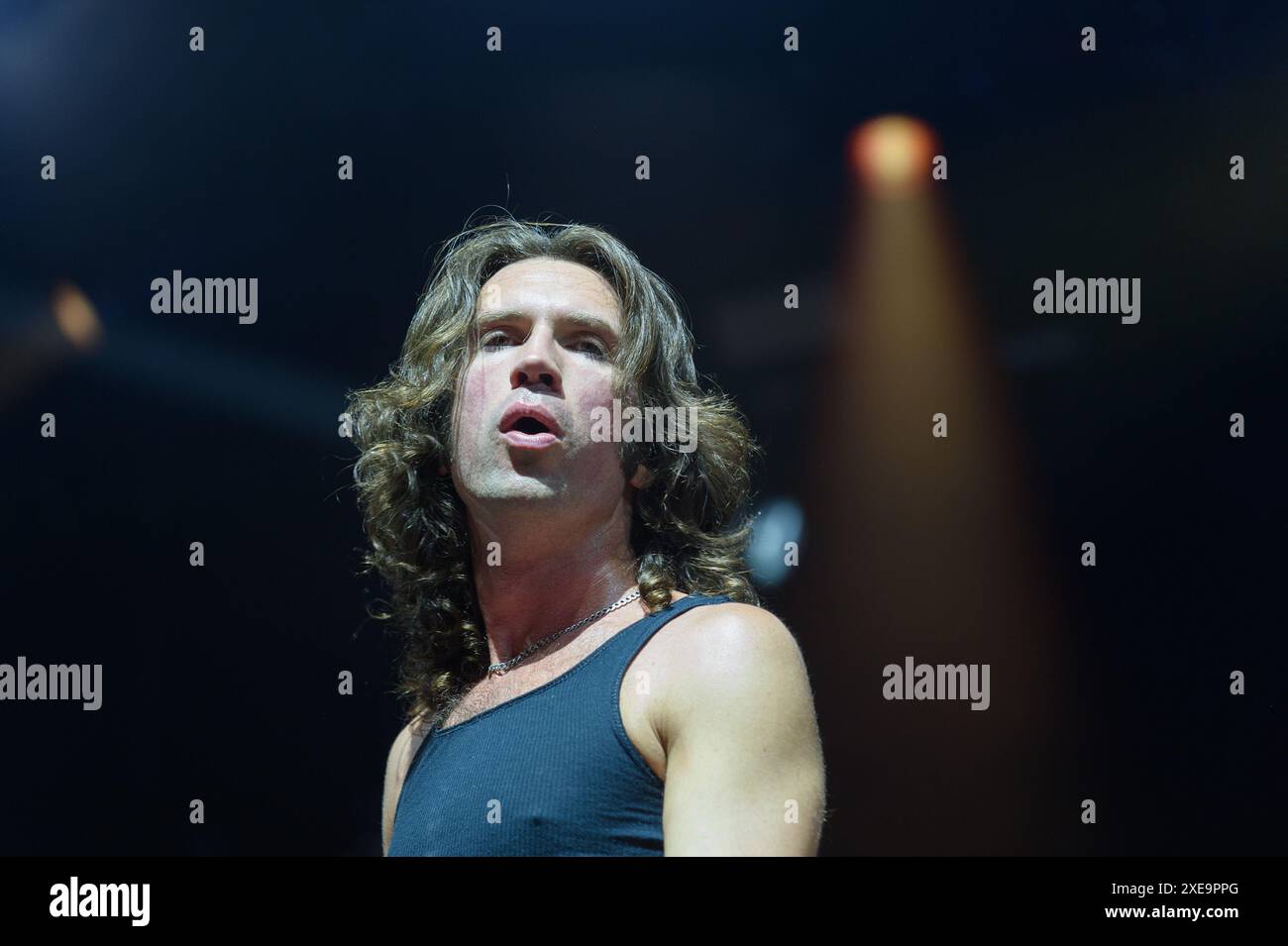 Munich, Allemagne. 24 juin 2024. Munich, Allemagne, 24 juin 2024 : Emmett Stang (chanteur) de The Effect au Tollwood Festival, Munich, Allemagne. (Sven Beyrich/SPP) crédit : photo de presse sportive SPP. /Alamy Live News Banque D'Images