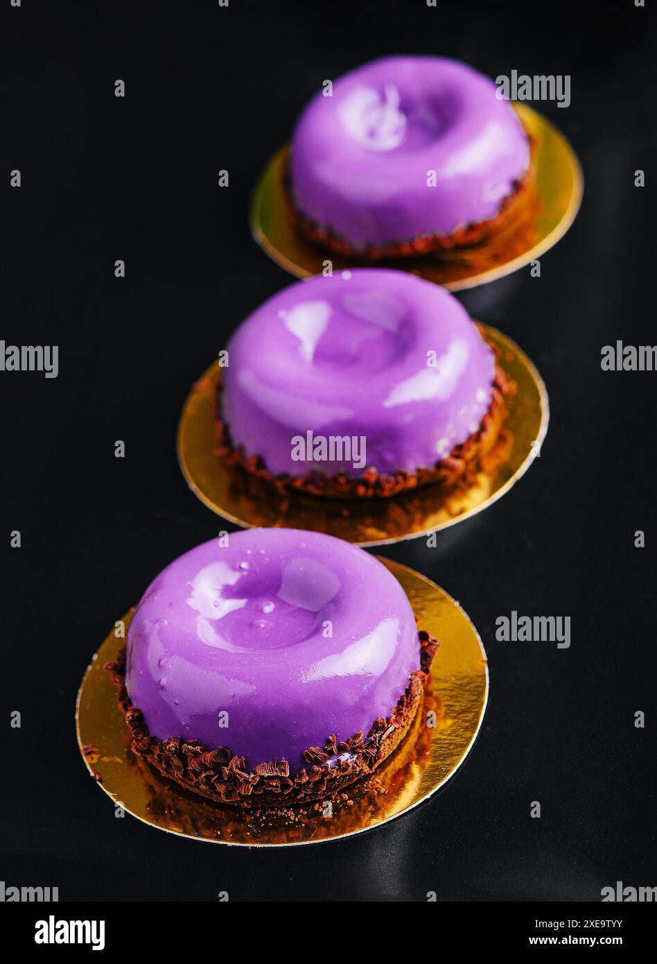 Gâteaux de mousse de baies sauvages sur l'assiette Banque D'Images