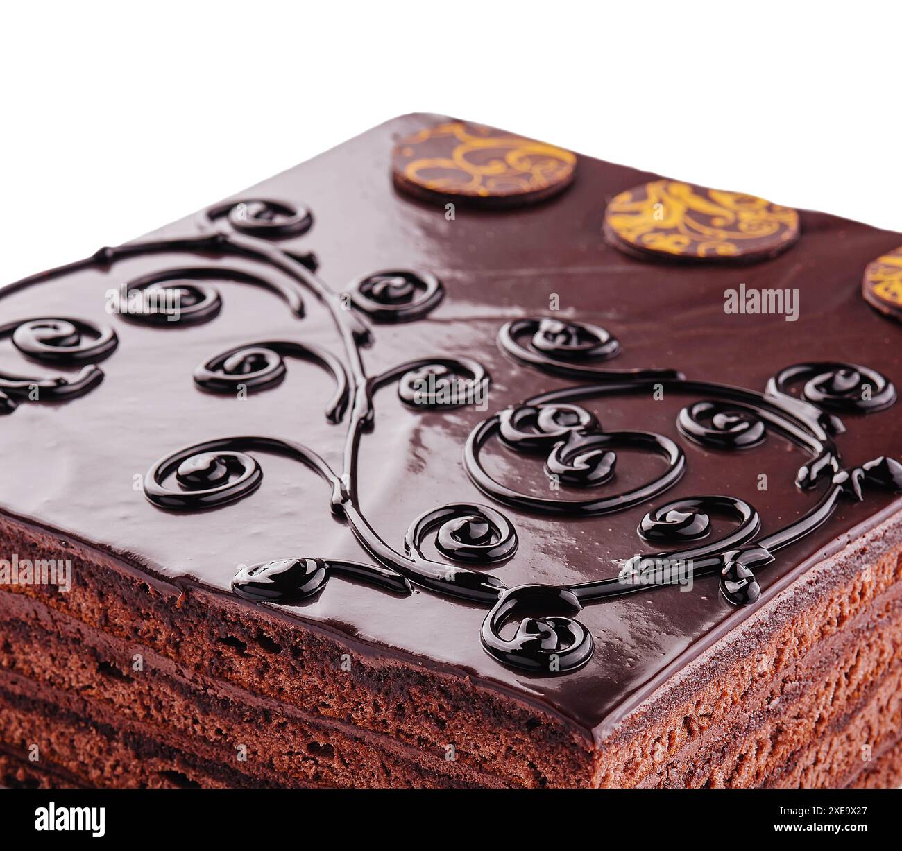 Gâteau sur assiette blanche avec garniture de chocolat Banque D'Images