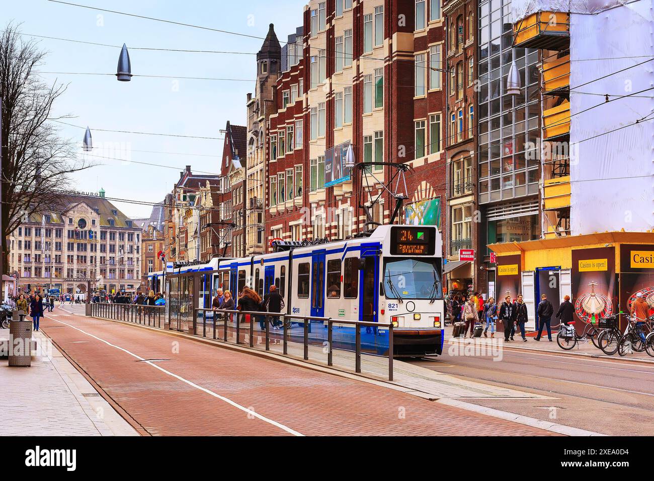 Vue sur la rue dans le centre-ville d'Amsterdam Banque D'Images