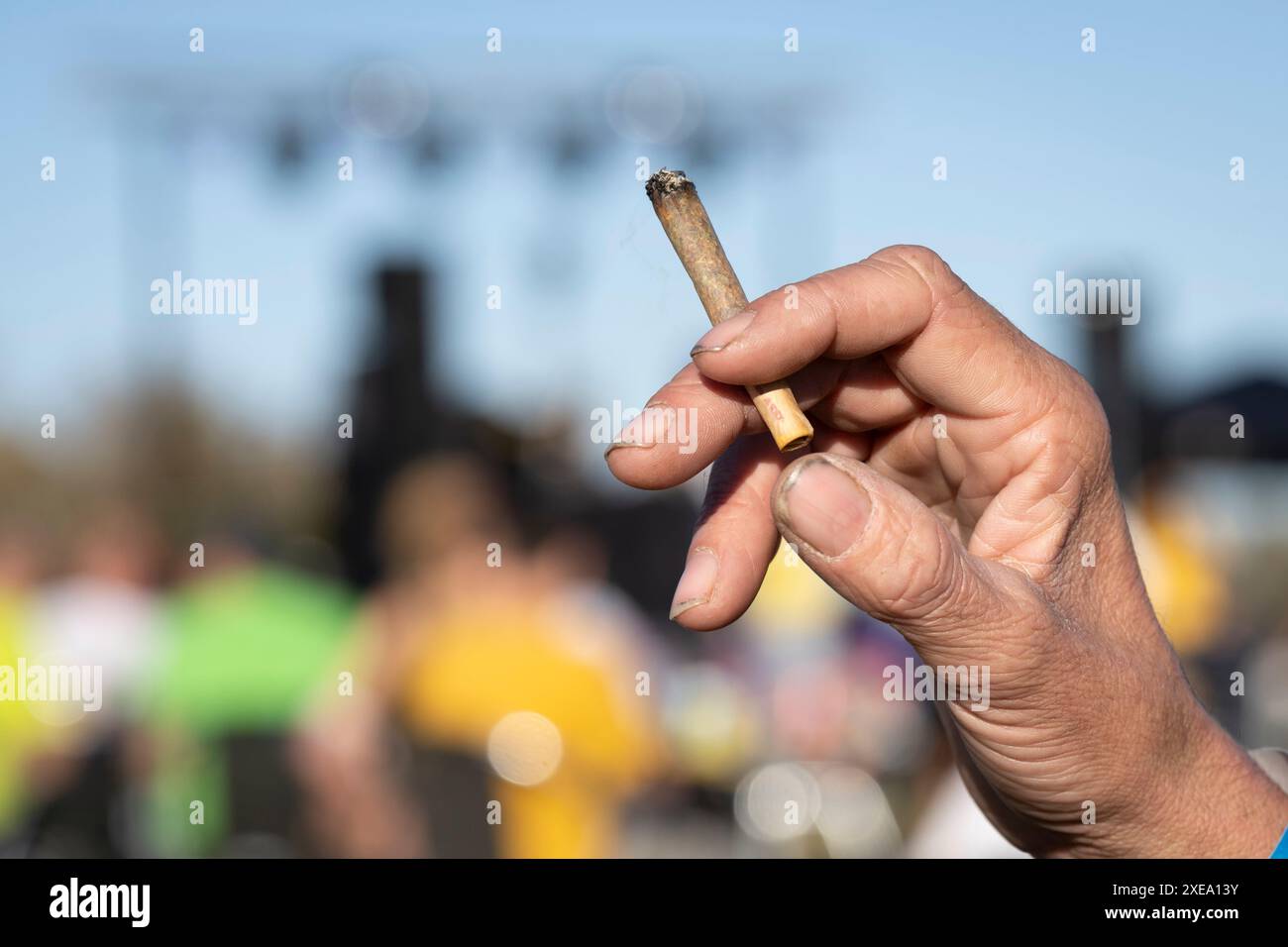 Main tenant un joint de marijuana Banque D'Images