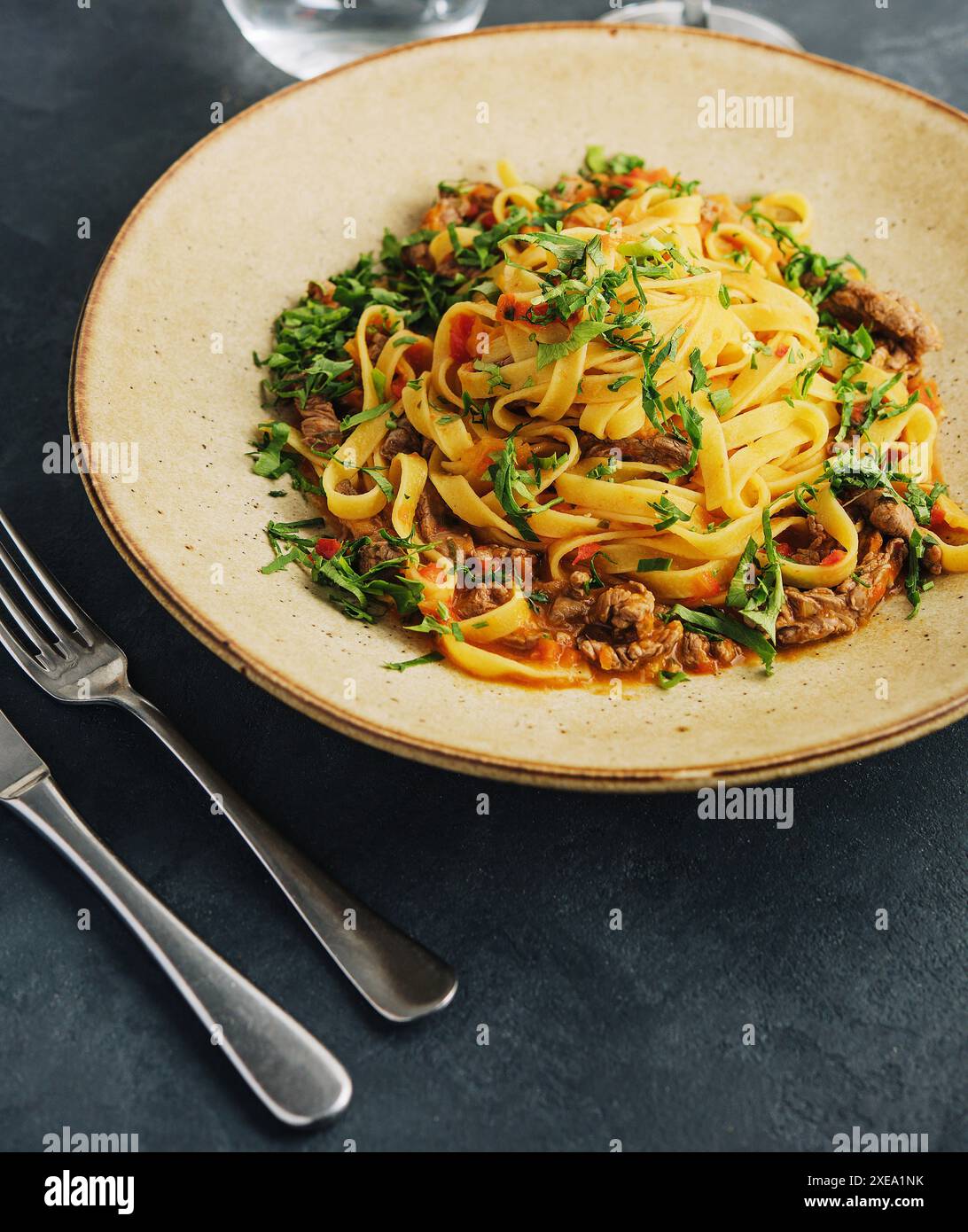Tagliatelles de pâtes aux œufs avec sauce bolognaise à base de viande et sauce tomate Banque D'Images