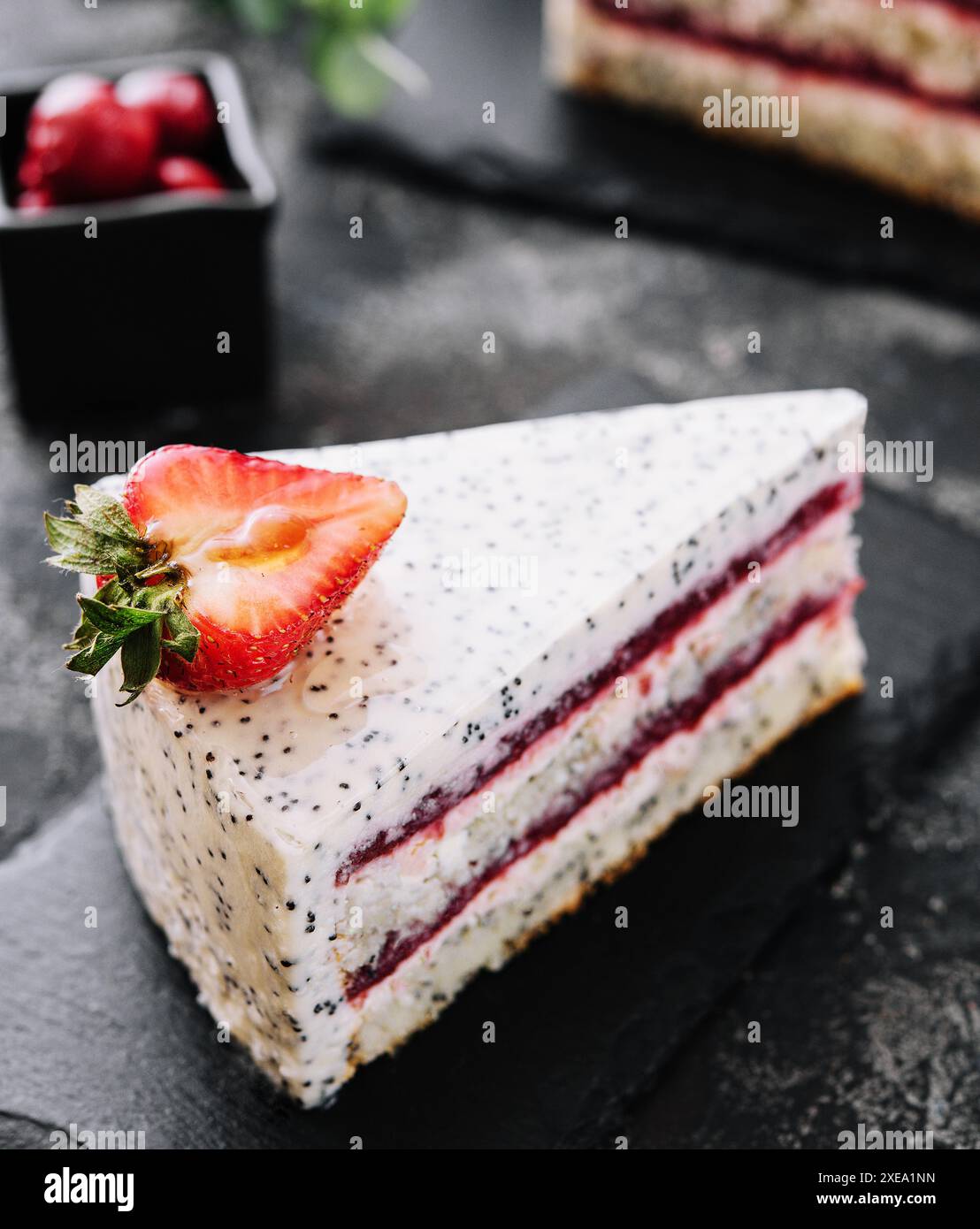 Morceau de cheesecake à la fraise sur tableau noir Banque D'Images