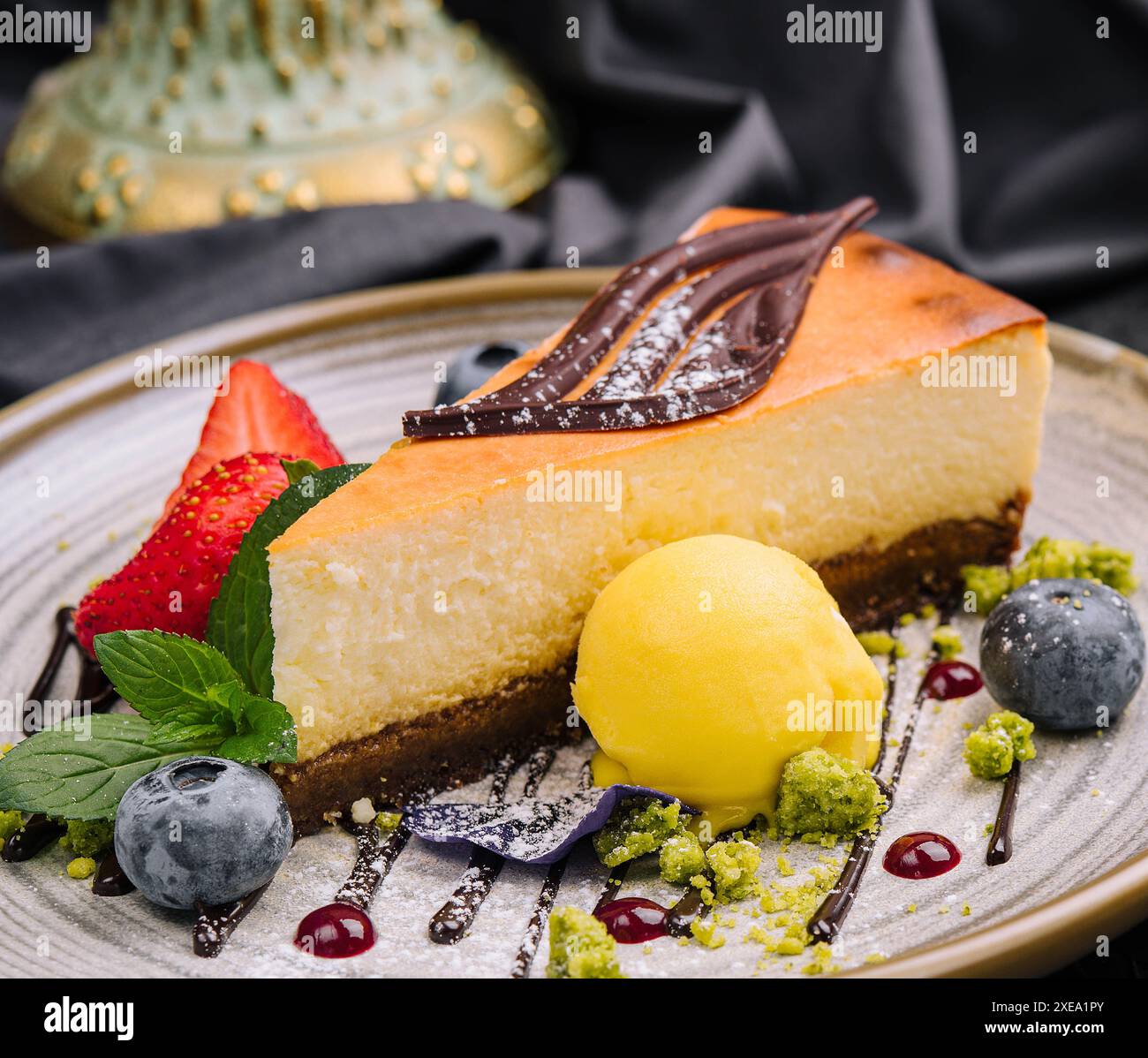 Cheesecake à la vanille avec chocolat et baies Banque D'Images