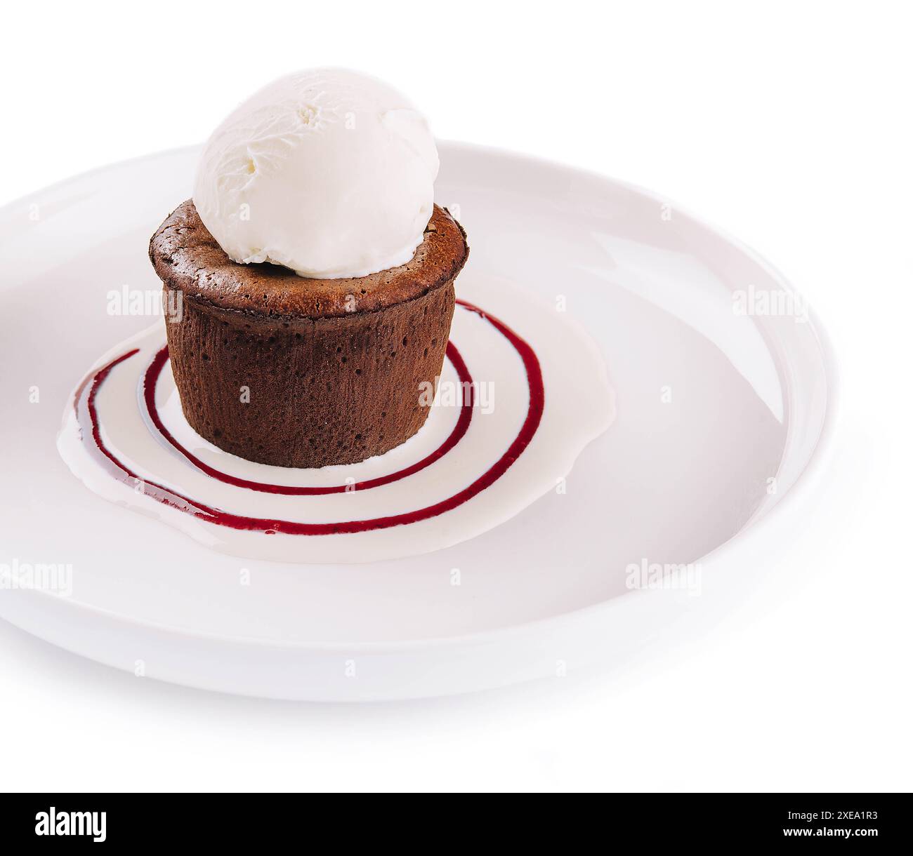 Fondant au chocolat et une boule de crème glacée dans une assiette blanche Banque D'Images