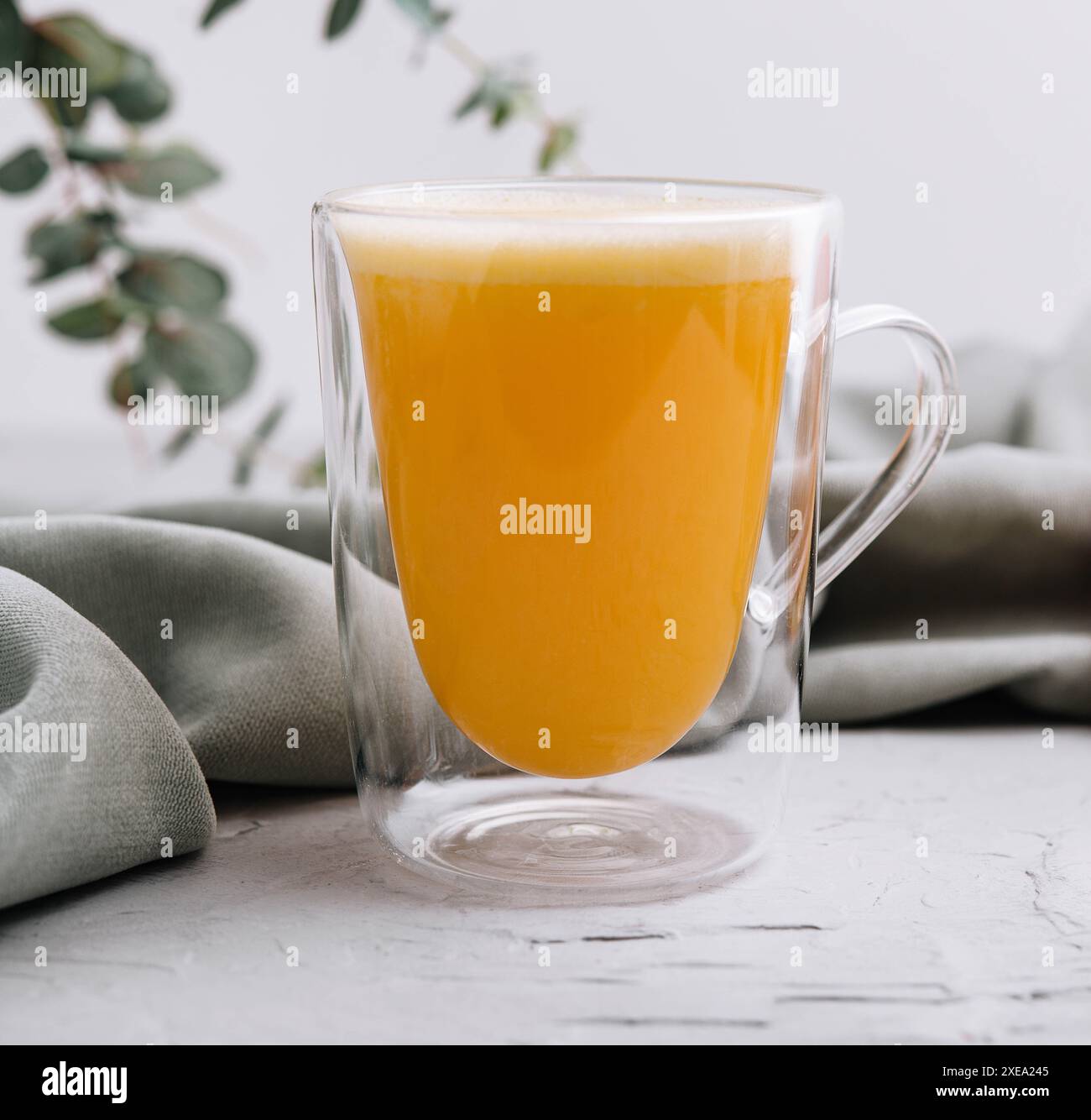 Verre de jus d'orange frais sur pierre Banque D'Images