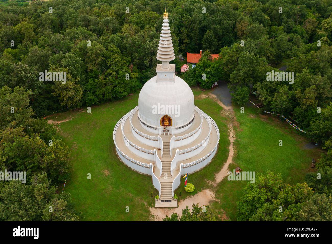 Vue aérienne sur le stupa bouddhiste à Zalaszanto, le nom hongrois est Beke Sztupa. Banque D'Images