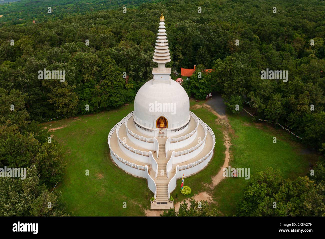 Vue aérienne sur le stupa bouddhiste à Zalaszanto, le nom hongrois est Beke Sztupa. Banque D'Images