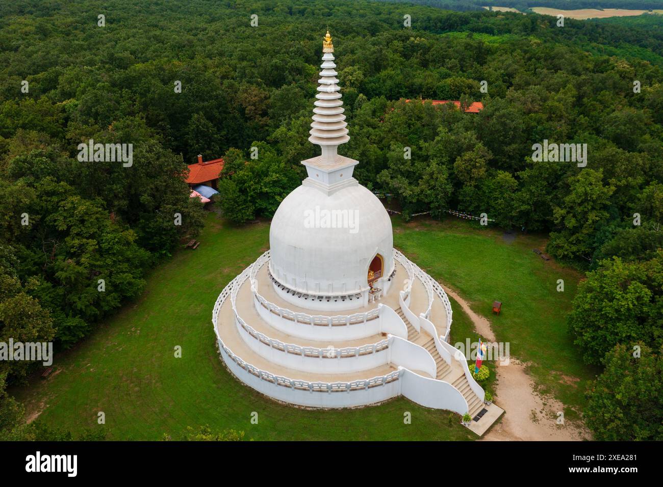 Vue aérienne sur le stupa bouddhiste à Zalaszanto, le nom hongrois est Beke Sztupa. Banque D'Images