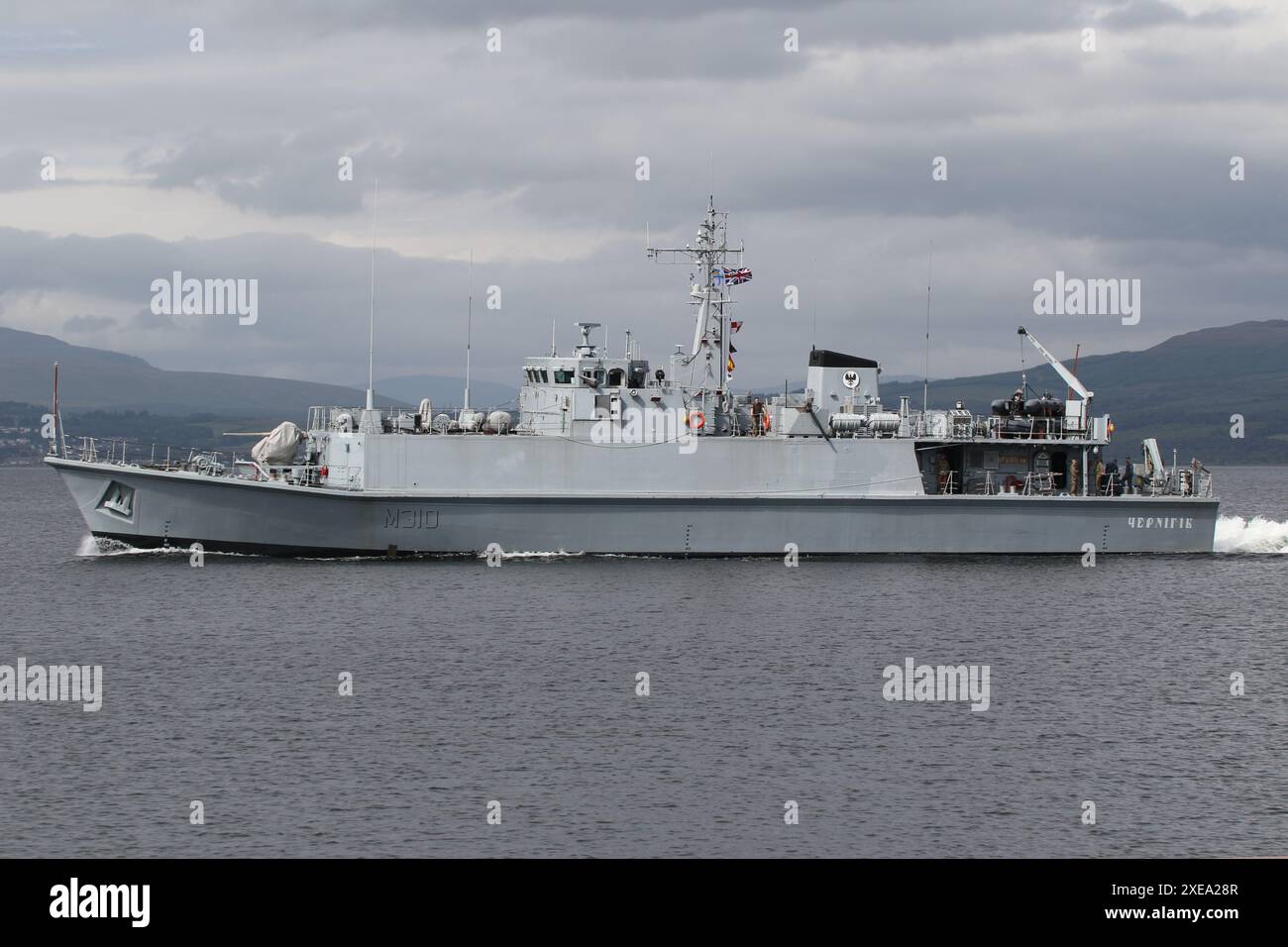 UNS Chernihiv (M310), un chasseur de mines de classe Sandown exploité par la marine ukrainienne, passant Greenock sur le Firth of Clyde. Le navire participe à l'exercice Sea Breeze 24-1, un exercice militaire multinational organisé en Écosse. Ce navire avait servi dans la Royal Navy britannique sous le nom de HMS Grimsby (M108), jusqu'à ce qu'il soit déclassé en 2022, puis transféré dans la marine ukrainienne en 2023. Banque D'Images