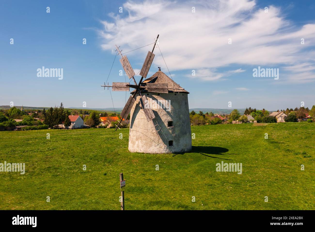 Vue aérienne sur le moulin à vent traditionnel à tes, comté de Veszprem, Hongrie. Le nom hongrois est Tesi szelmalmok. Banque D'Images