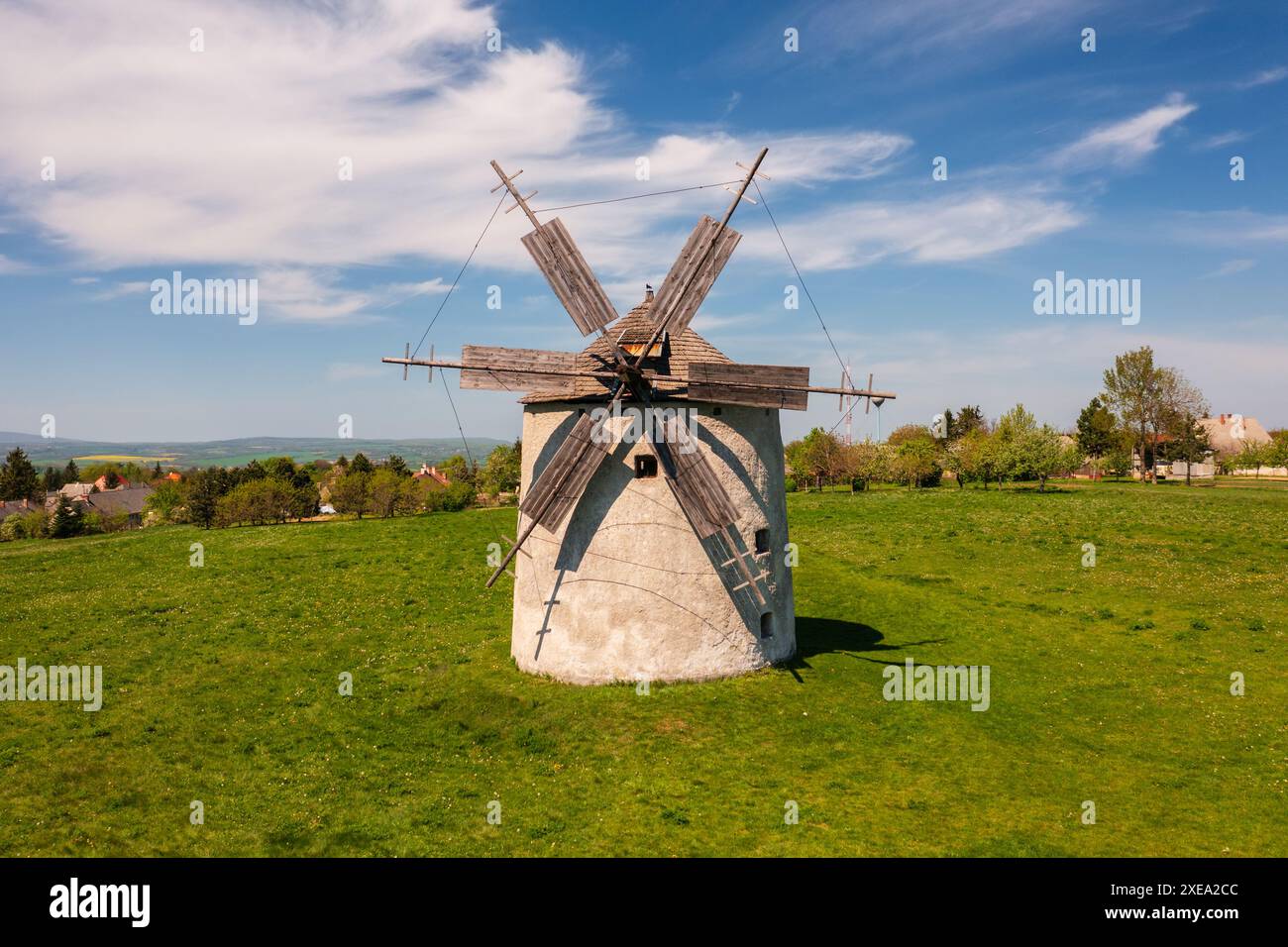 Vue aérienne sur le moulin à vent traditionnel à tes, comté de Veszprem, Hongrie. Le nom hongrois est Tesi szelmalmok. Banque D'Images
