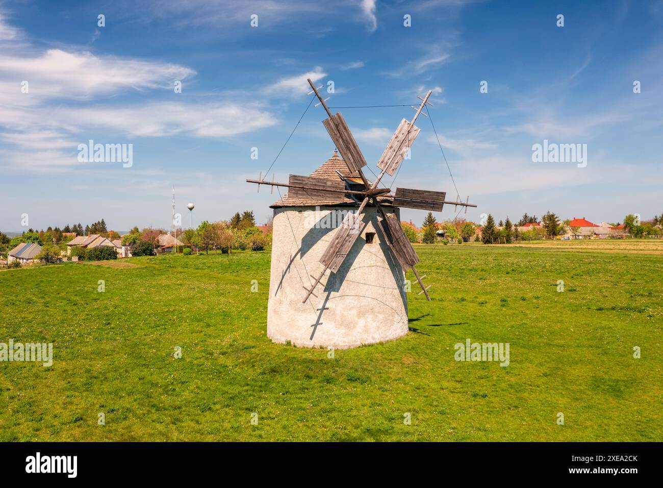Vue aérienne sur le moulin à vent traditionnel à tes, comté de Veszprem, Hongrie. Le nom hongrois est Tesi szelmalmok. Banque D'Images