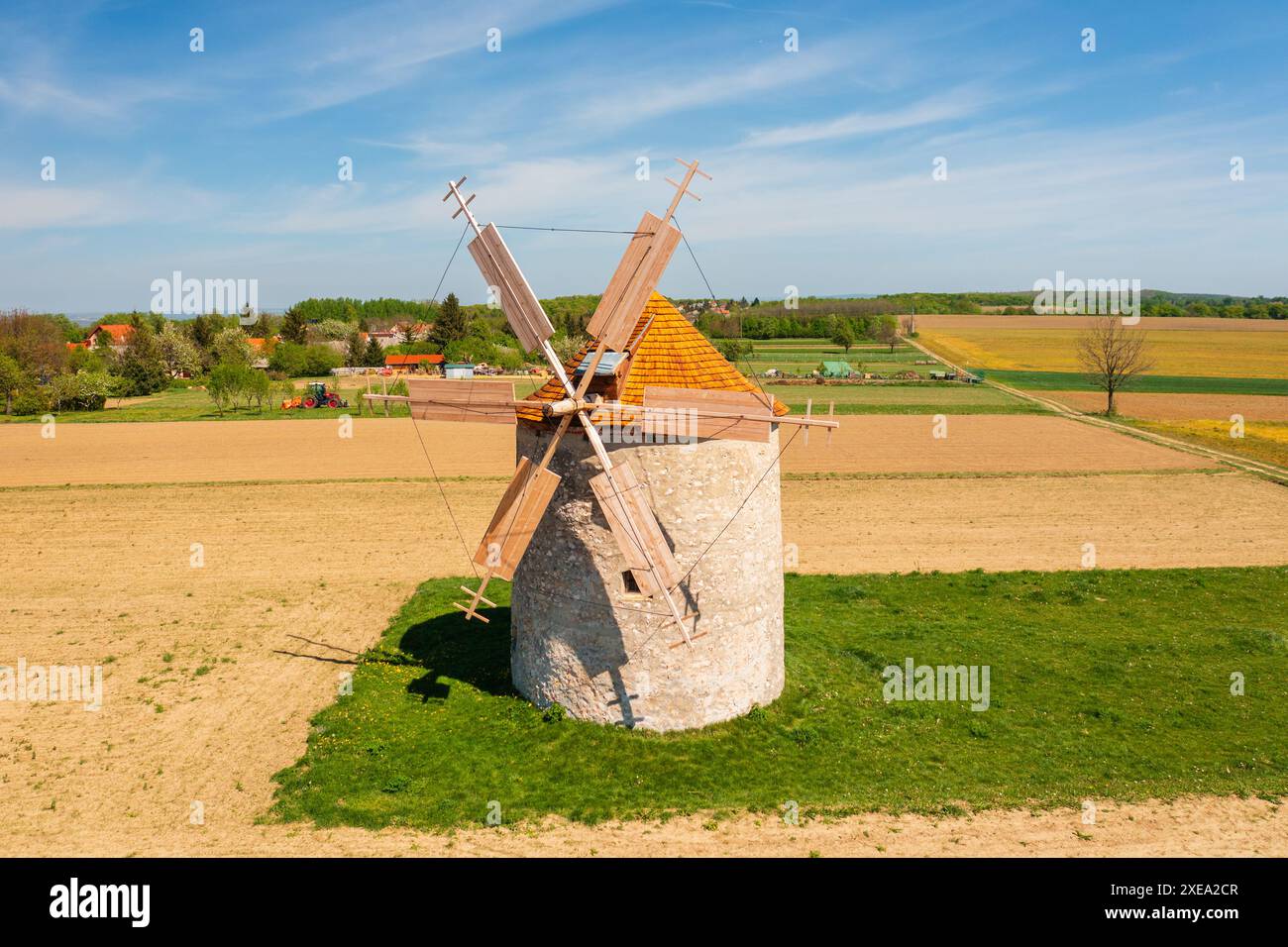 Vue aérienne sur le moulin à vent traditionnel à tes, comté de Veszprem, Hongrie. Le nom hongrois est Tesi szelmalmok. Banque D'Images