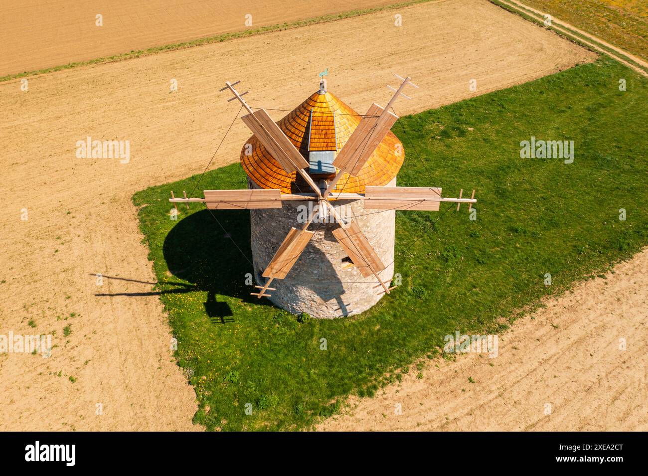Vue aérienne sur le moulin à vent traditionnel à tes, comté de Veszprem, Hongrie. Le nom hongrois est Tesi szelmalmok. Banque D'Images