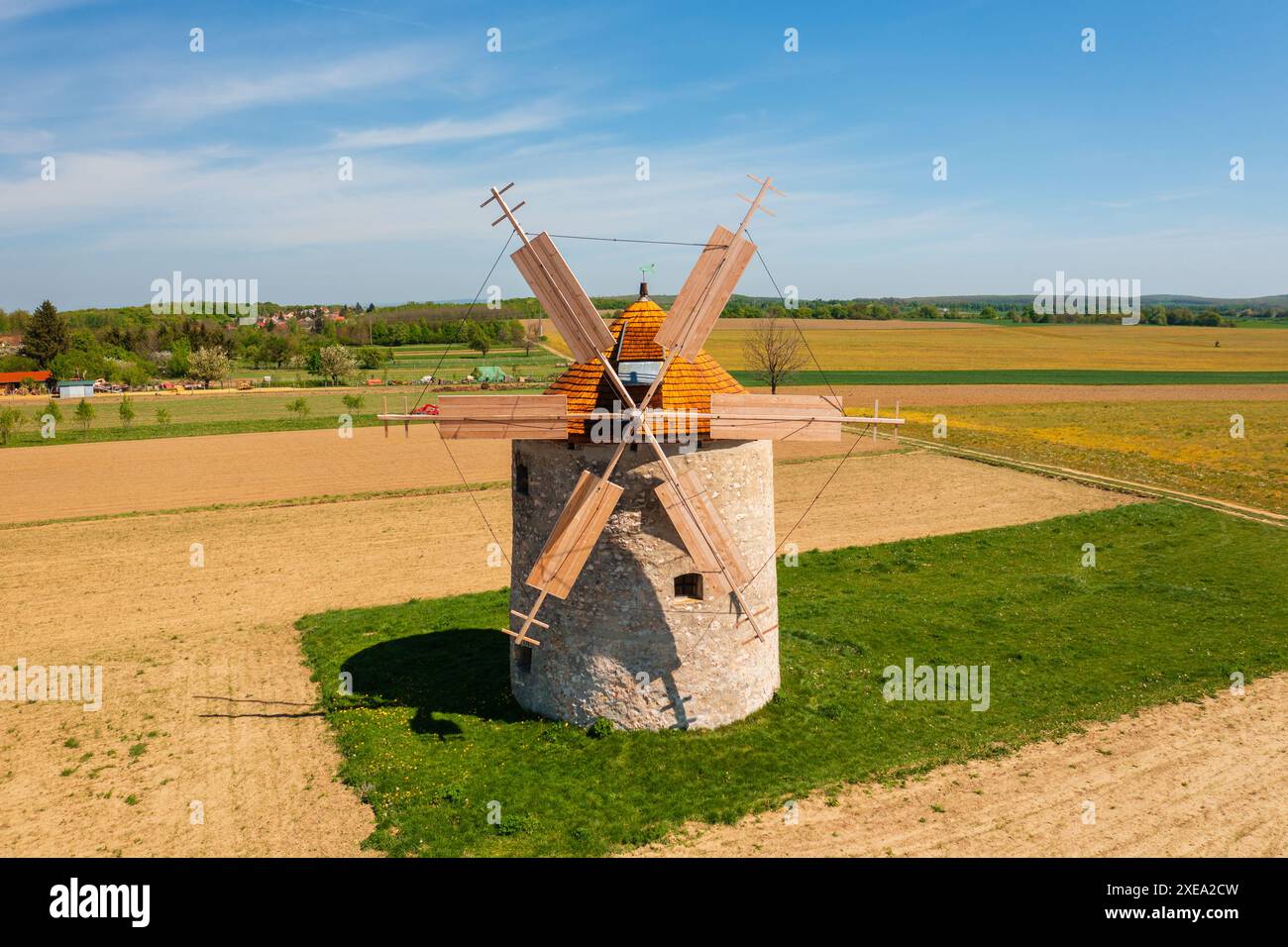 Vue aérienne sur le moulin à vent traditionnel à tes, comté de Veszprem, Hongrie. Le nom hongrois est Tesi szelmalmok. Banque D'Images