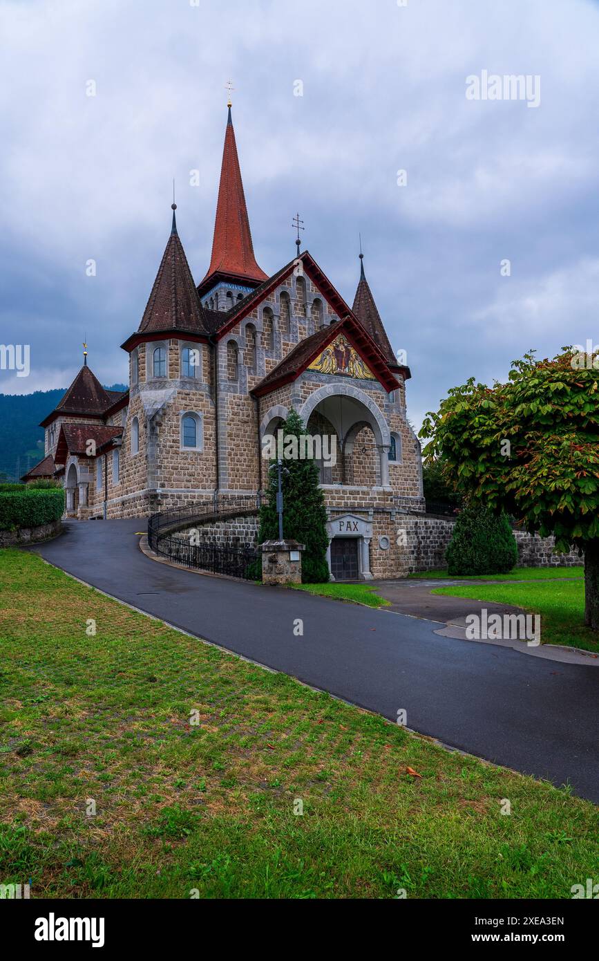 Vue de l'église paroissiale catholique Herz Jesu à Goldau en Suisse. Banque D'Images