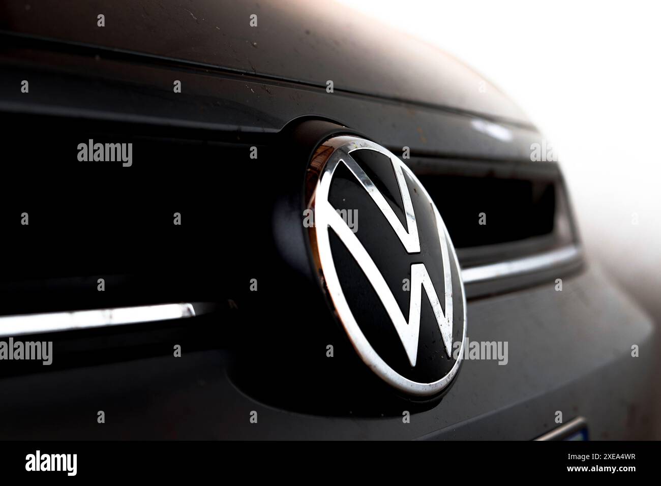 Luque, Paraguay. 26 juin 2024. Un logo Volkswagen apparaît sur un véhicule à Luque. (Photo de Jaque Silva/SOPA images/SIPA USA) crédit : SIPA USA/Alamy Live News Banque D'Images