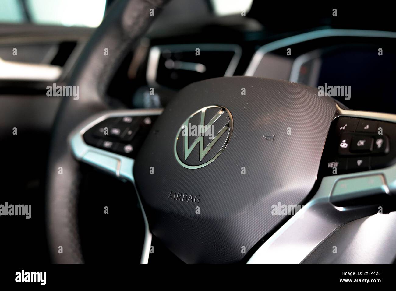 Luque, Paraguay. 26 juin 2024. Un logo Volkswagen est affiché sur le volant d'un véhicule Polo à Luque. (Photo de Jaque Silva/SOPA images/SIPA USA) crédit : SIPA USA/Alamy Live News Banque D'Images