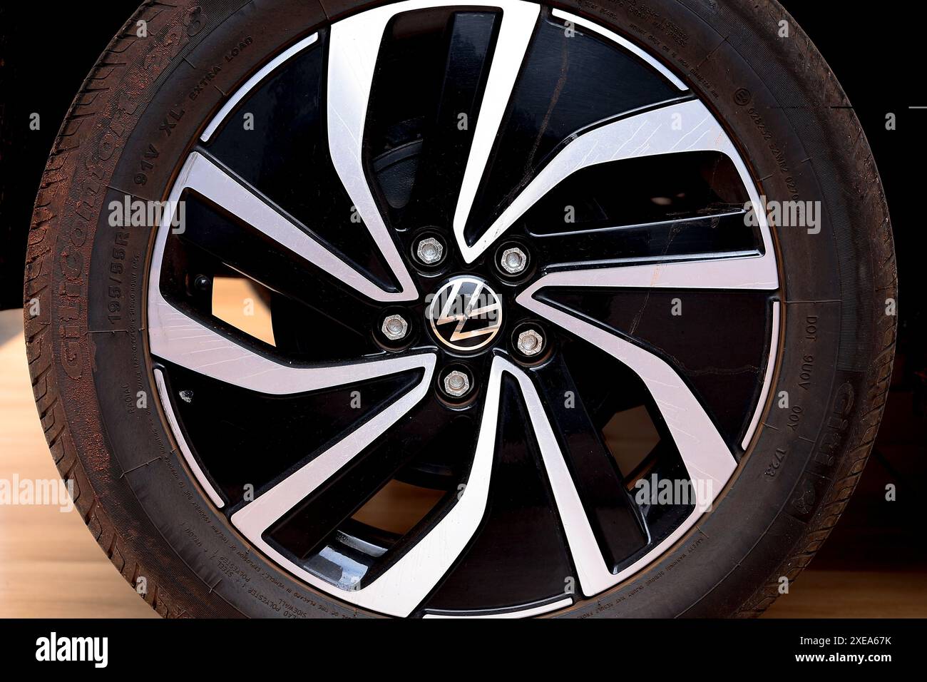 Luque, Département central, Paraguay. 26 juin 2024. Un logo Volkswagen est affiché sur la roue d'un véhicule à Luque. (Crédit image : © Jaque Silva/SOPA images via ZUMA Press Wire) USAGE ÉDITORIAL SEULEMENT! Non destiné à UN USAGE commercial ! Banque D'Images