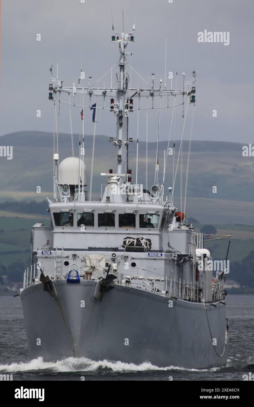 Un FS Céphée (M652) plutôt anonymisé, un navire de contre-mesures minières de classe Éridan exploité par la Marine française, passant devant Greenock sur le Firth of Clyde. Le navire participe à l'exercice Sea Breeze 24-1, un exercice militaire multinational organisé en Écosse. Conformément à la pensée militaire française actuelle d'anonymiser ses navires, Céphée a vu son numéro de fanion enlevé, et son nom sur le côté bâbord de la poupe peinte. Banque D'Images