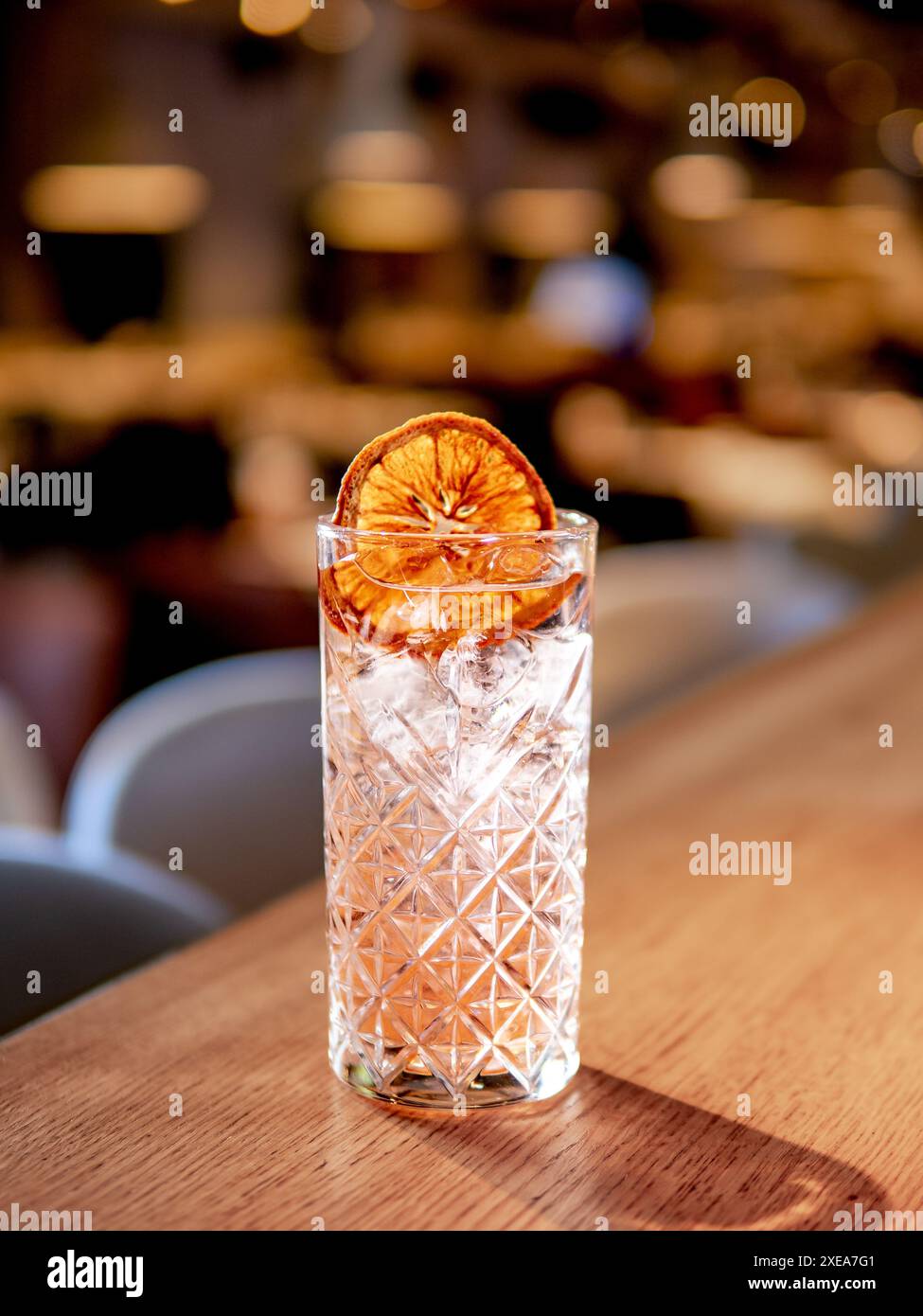 Cocktail d'alcool rose transparent, gin-tonic vodka Banque D'Images