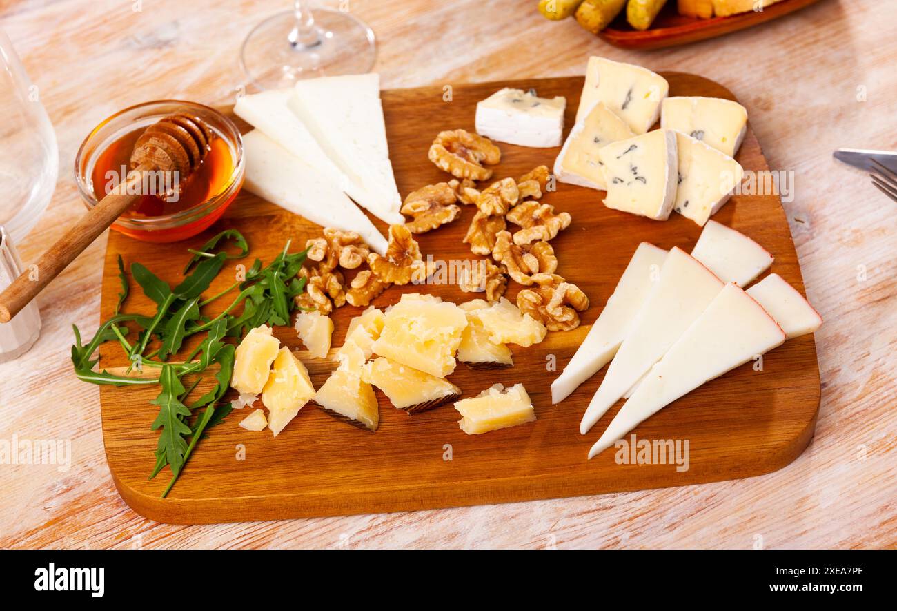 Divers types de fromage sur planche en bois Banque D'Images