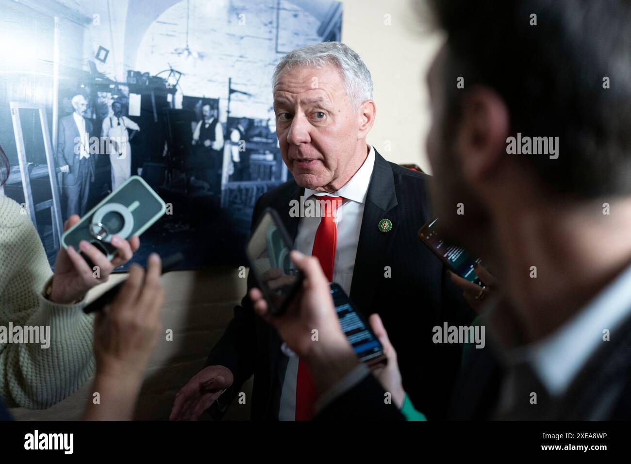FILE - Rep. Ken Buck, R-Colo., arrives to a Republican caucus meeting, followed by reporters, Oct. 16, 2023, at the Capitol in Washington. Buck resigned from Congress, frustrated by a flank of the GOP’s unwavering devotion to former President Donald Trump. He will likely be replaced by Rep. Lauren Boebert, who won the Republican primary election in Colorado’s 4th Congressional District, Tuesday, June 25, 2024. (AP Photo/Jose Luis Magana, File) Banque D'Images