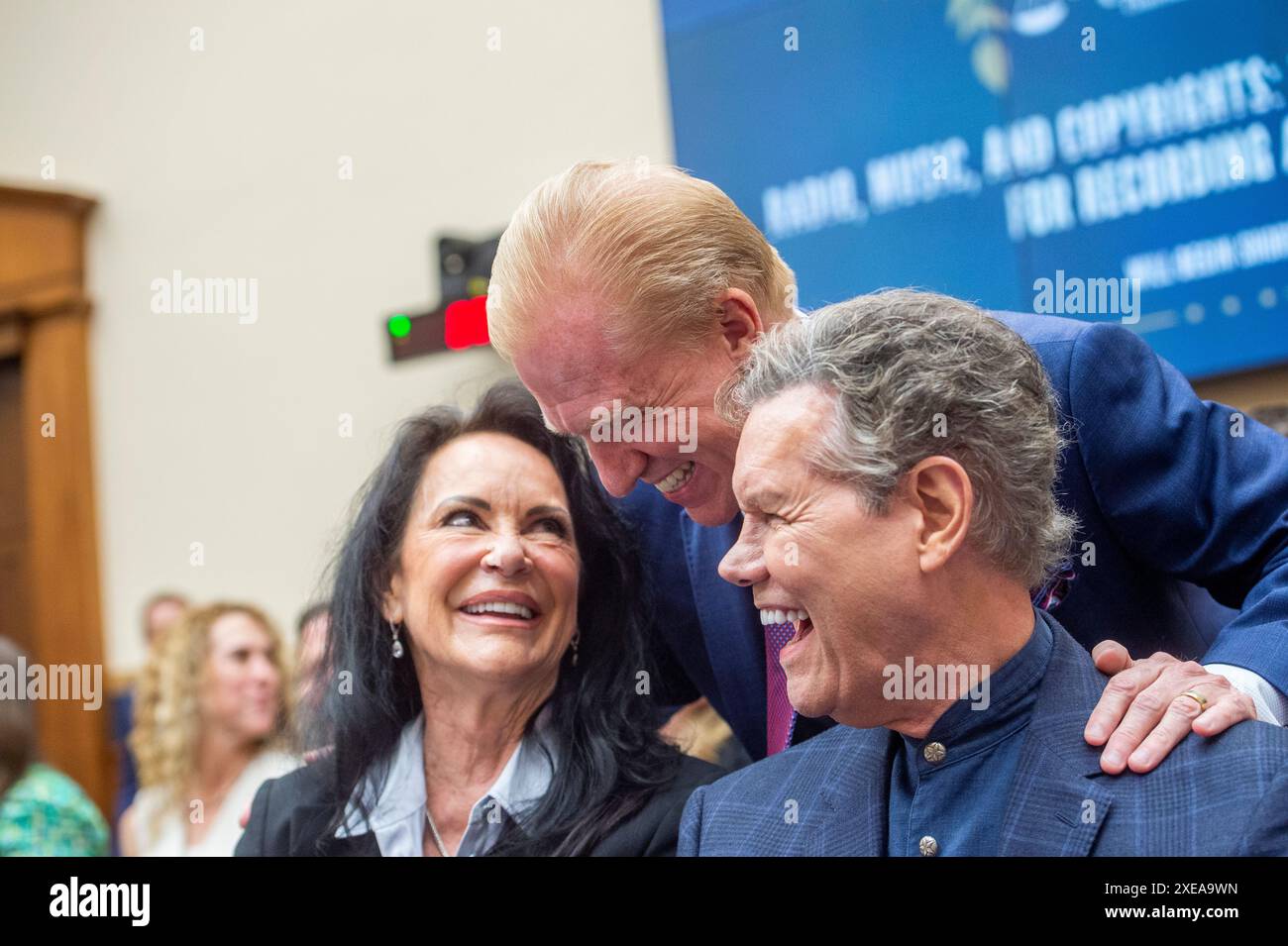 Washington, États-Unis d'Amérique. 26 juin 2024. Randy Travis, artiste du disque, à droite, et son épouse Mary Davis, à gauche, discutent avec Michael Huppe, président et chef de la direction, SoundExchange, au centre, alors qu’ils comparaissent devant un Comité de la Chambre sur le pouvoir judiciaire | sous-comité des tribunaux, de la propriété intellectuelle et de l’audience sur Internet « Radio Music and Copyrights: 100 Years of Inequity for Recording Artists » dans le Rayburn House Office Building à Washington, DC, mercredi 26 juin 2024. Crédit : Rod Lamkey/CNP/SIPA USA crédit : SIPA USA/Alamy Live News Banque D'Images