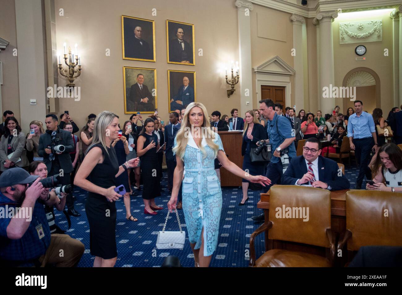 Washington, États-Unis d'Amérique. 26 juin 2024. Paris Hilton, Advocate et PDG de Lived-Experience, 11:11 Media, arrive pour un comité de la Chambre sur les voies et moyens d’entendre « renforcer le bien-être de l’enfance et protéger les enfants des Amériques » dans le Longworth House Office Building à Washington, DC, mercredi 26 juin 2024. Crédit : Rod Lamkey/CNP/SIPA USA crédit : SIPA USA/Alamy Live News Banque D'Images