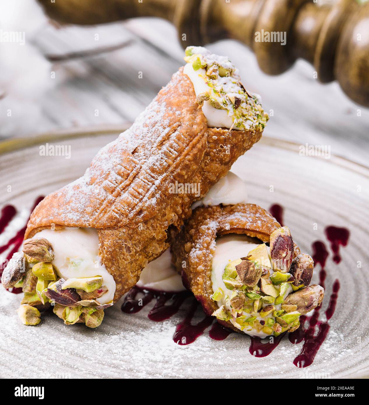 Dessert italien traditionnel cannoli siciliani sur assiette Banque D'Images