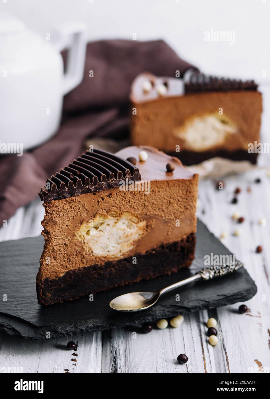Un morceau de gâteau au chocolat avec du thé Banque D'Images