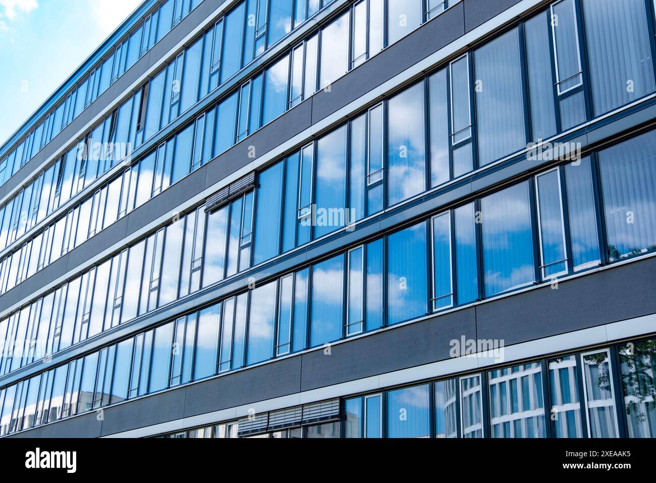 Fragmente des immeubles de bureaux et résidentiels à plusieurs étages dans des façades en verre de ville européennes, des immeubles de bureaux modernes de grande hauteur et vertical Living, Concret Banque D'Images