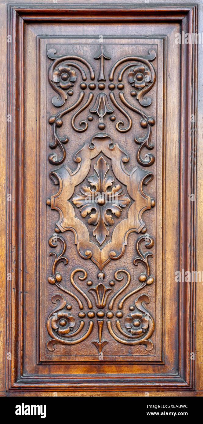 Panneau de bois sculpté sur une porte Banque D'Images