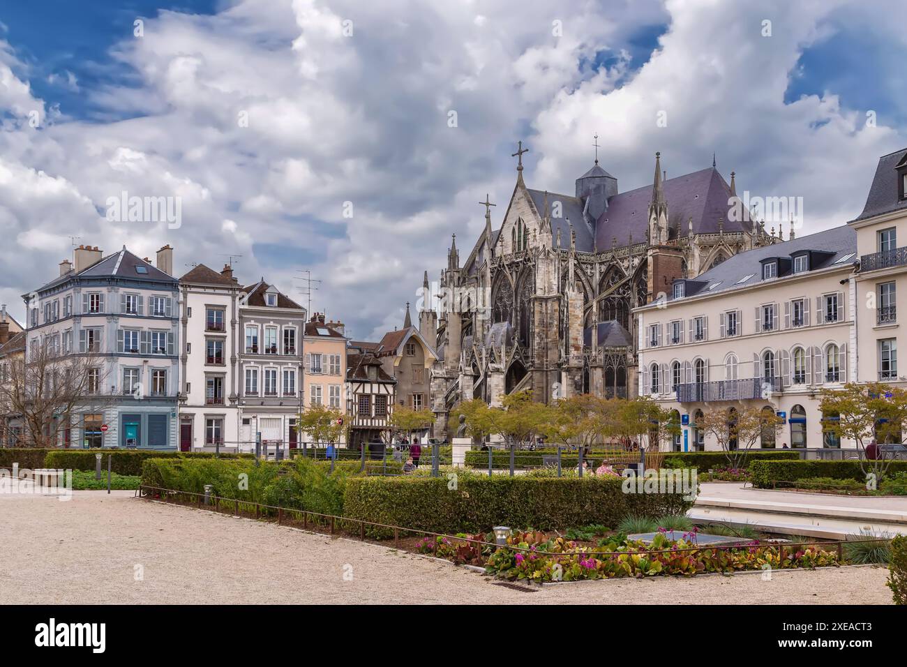 Place avec basilique Saint-urbain, Troyes, France Banque D'Images