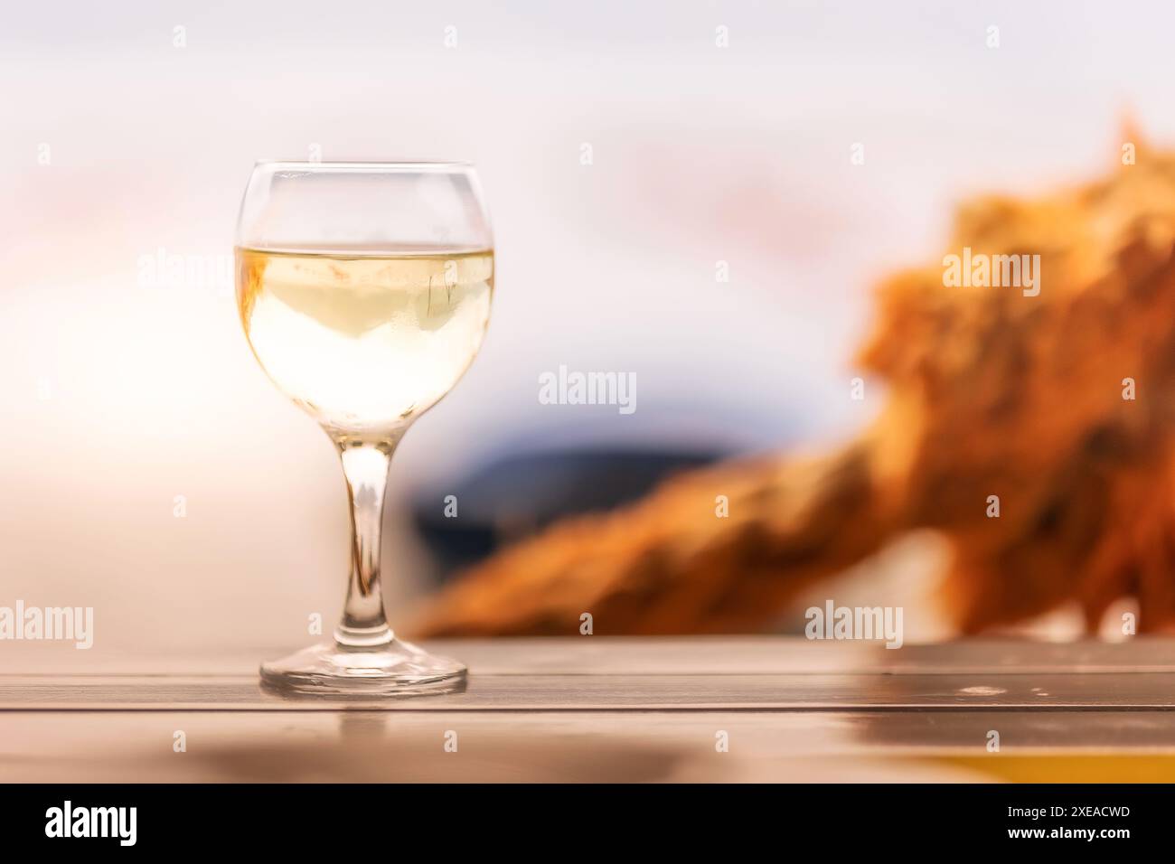 Glasse de vin blanc sur la table en bois Banque D'Images