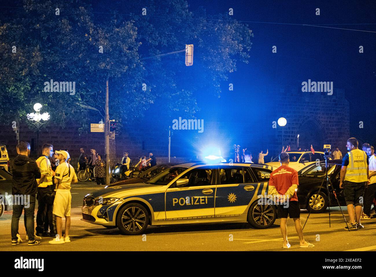 26.06.2024, Siegesfeier Türkei, Nürnberg : nach dem EM-Achtelfinaleinzug der türkischen Nationalmannschaft feierten am Nürnberger Plärrer in der Spitze bis zu 1500 Personen. In die Jubelfeier mischte sich vereinzelt das zeigen des sog. Wolfsgruß , eine geste der nationalistisch rechtsextremen Grauen Wölfe . Plärrer Bayern Deutschland Siegesfeier 26.06. Türkei Nürnberg -03 *** 26 06 2024, célébration de la victoire Turquie, Nuremberg après que l'équipe nationale turque a atteint la ronde de 16 des Championnats d'Europe, jusqu'à 1500 personnes ont célébré à la Plärrer à Nuremberg aux heures de pointe de la célébration Banque D'Images