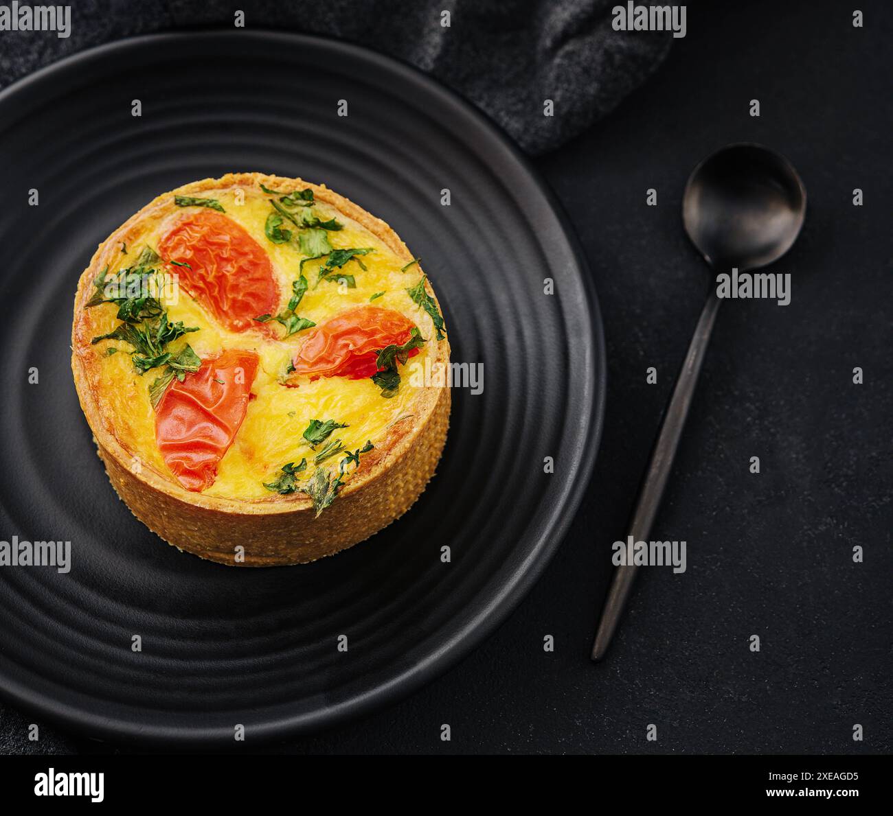 Tartes au fromage cheddar et à l'omelette à l'oignon de printemps Banque D'Images