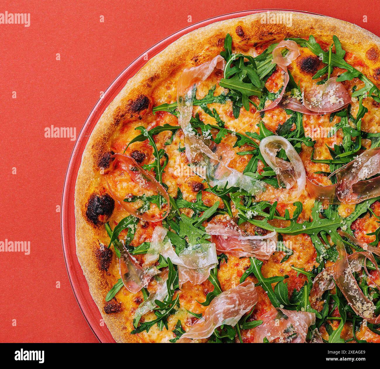 Pizza au prosciutto ou pinza avec roquette de style romain Banque D'Images