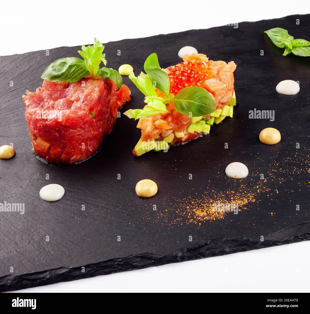 Tartare de saumon et de bœuf sur tableau noir Banque D'Images