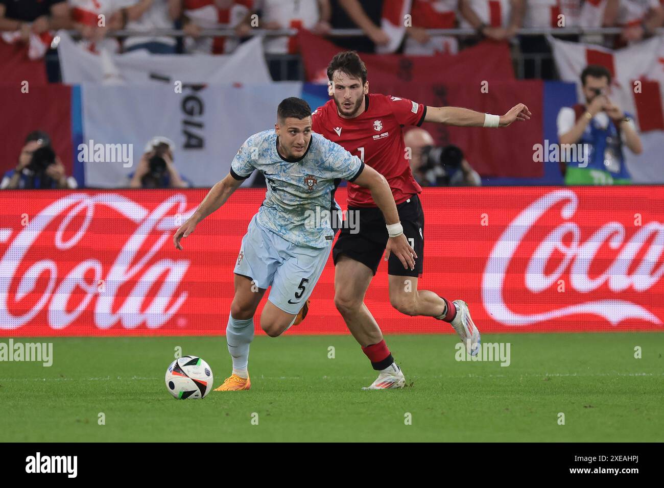 Gelsenkirchen, Allemagne. 26 juin 2024. Diogo Dalot, du Portugal, tente de se libérer de Khvicha Kvaratskhelia, de Géorgie, lors du match des Championnats d'Europe de l'UEFA à l'Arena Aufschalke, Gelsenkirchen. Le crédit photo devrait se lire : Jonathan Moscrop/Sportimage crédit : Sportimage Ltd/Alamy Live News Banque D'Images