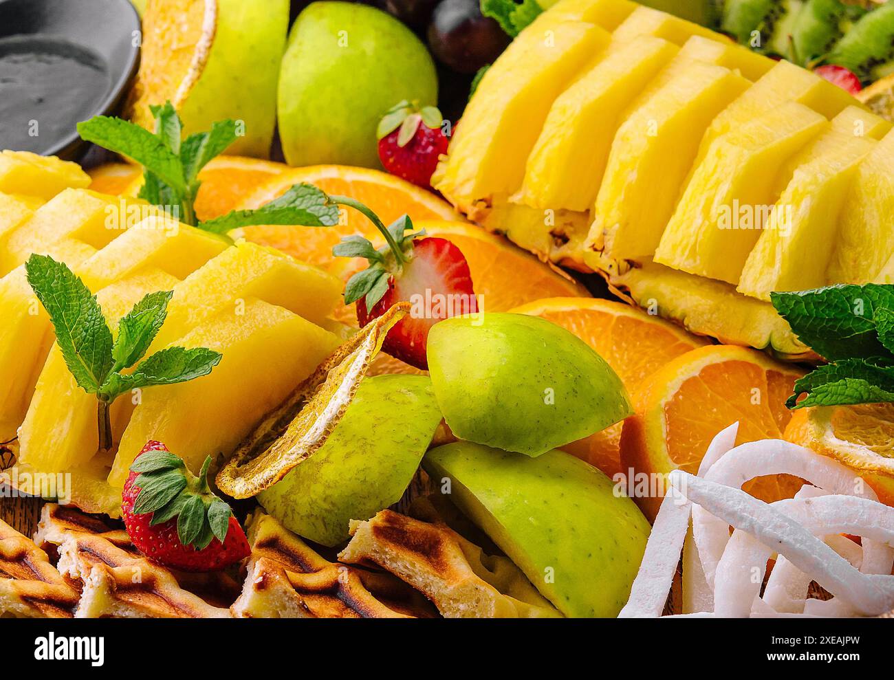 Une assiette de fruits assortis en gros plan Banque D'Images