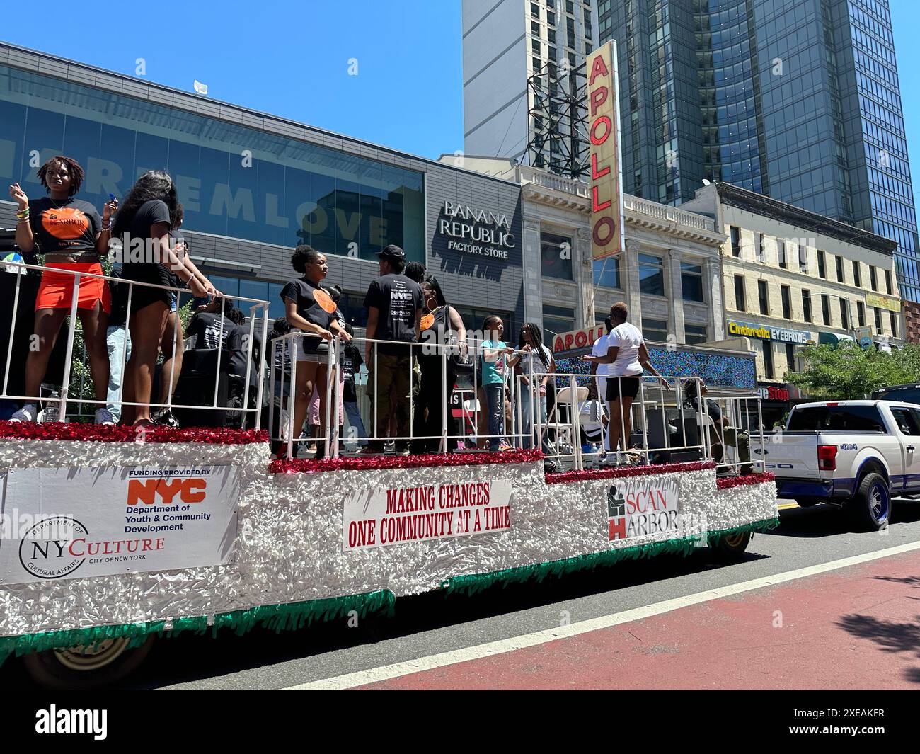 New York, N.Y. - 15 juin 2024 : participants à la 31e édition annuelle de Harlem Junetenth Celebration Parade, organisée par Masjid Malcom Shabazz. Junetenth est un jour férié fédéral consacré à la fin de l'esclavage aux États-Unis le 19 juin 1865, lorsque le major-général Gordon Granger ordonna l'application définitive de la Proclamation d'émancipation au Texas à la fin de la guerre de Sécession. Banque D'Images