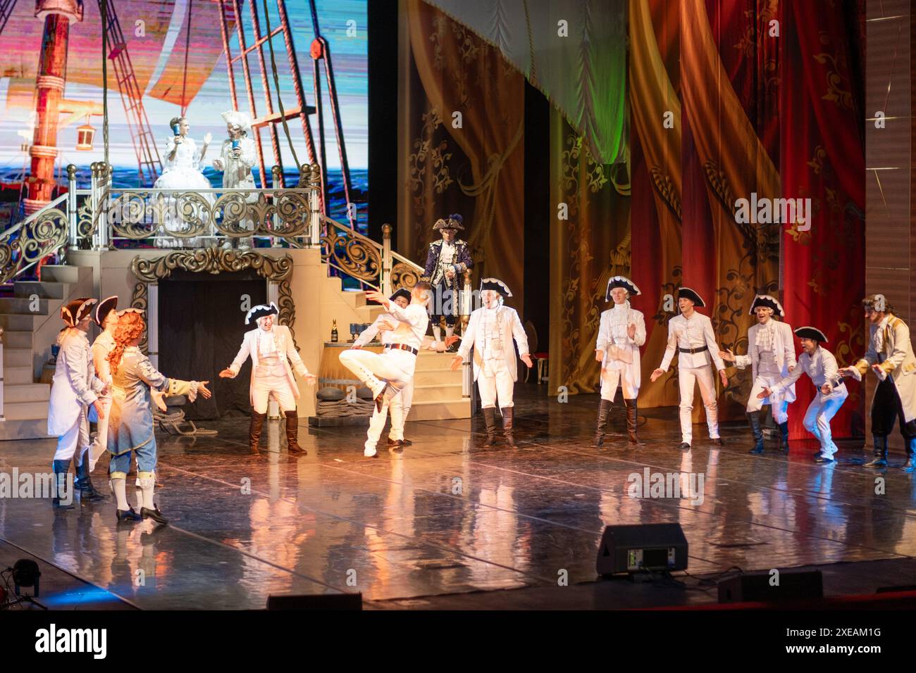 Actrices et acteurs agissant et chantant dans la comédie musicale. Banque D'Images